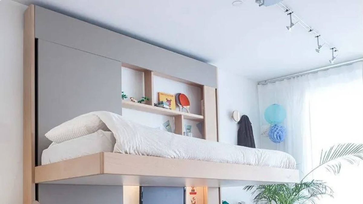 Las camas elevables liberan espacio en el suelo y ofrecen soluciones creativas de almacenamiento.
