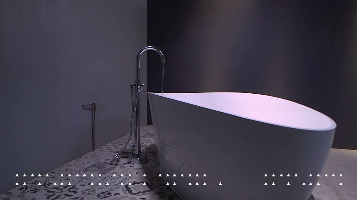 Cómo instalar una bañera exenta