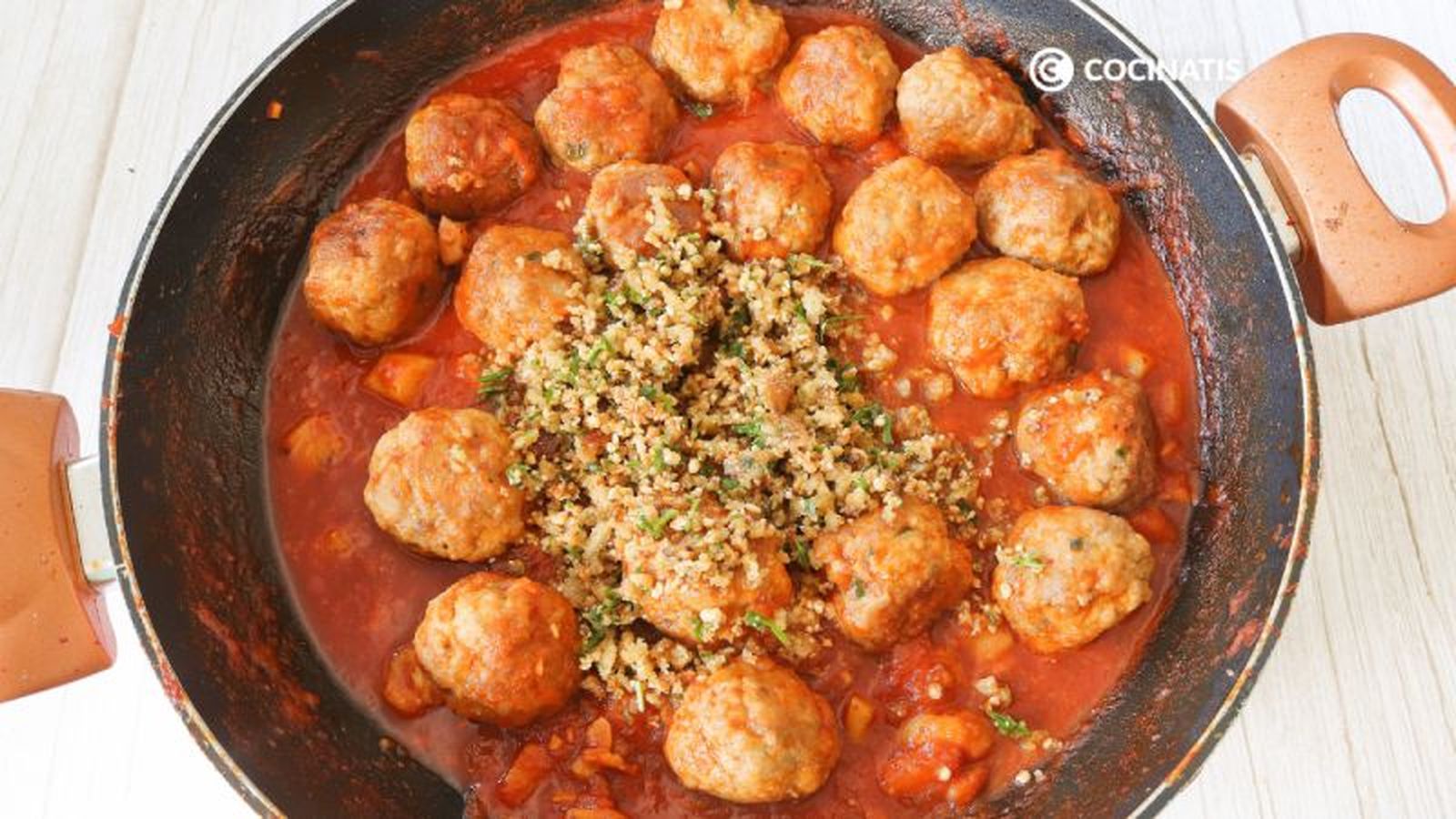 Cocinamos las albóndigas en la salsa Cocinamos las albóndigas en la salsa