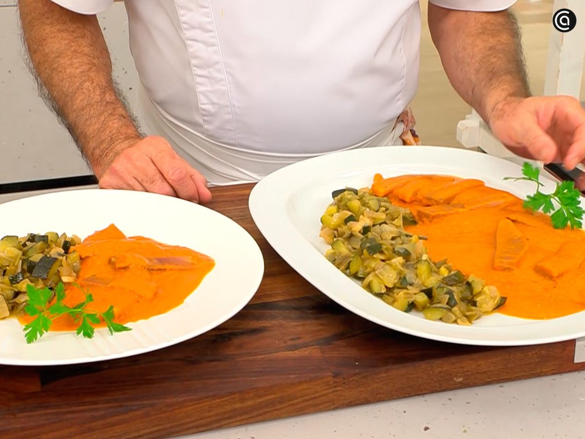Decora las magras con tomate y pisto con una hoja de perejil