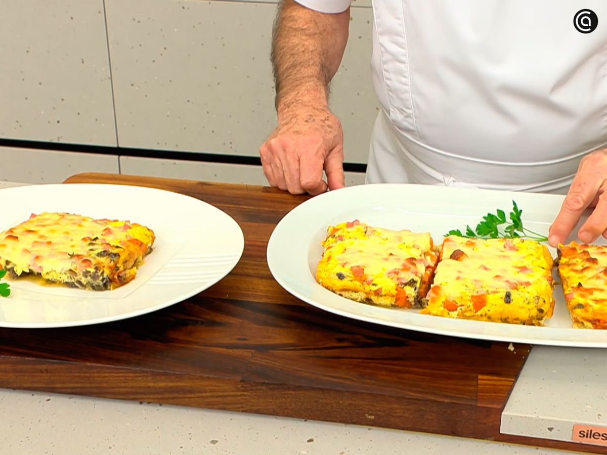 Decora el gratinado de calabaza con jamón y queso con una hoja de perejil