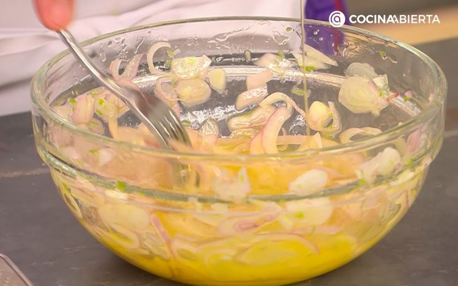 Vierte el aceite poco a poco, sin dejar de remover Vierte el aceite poco a poco, sin dejar de remover