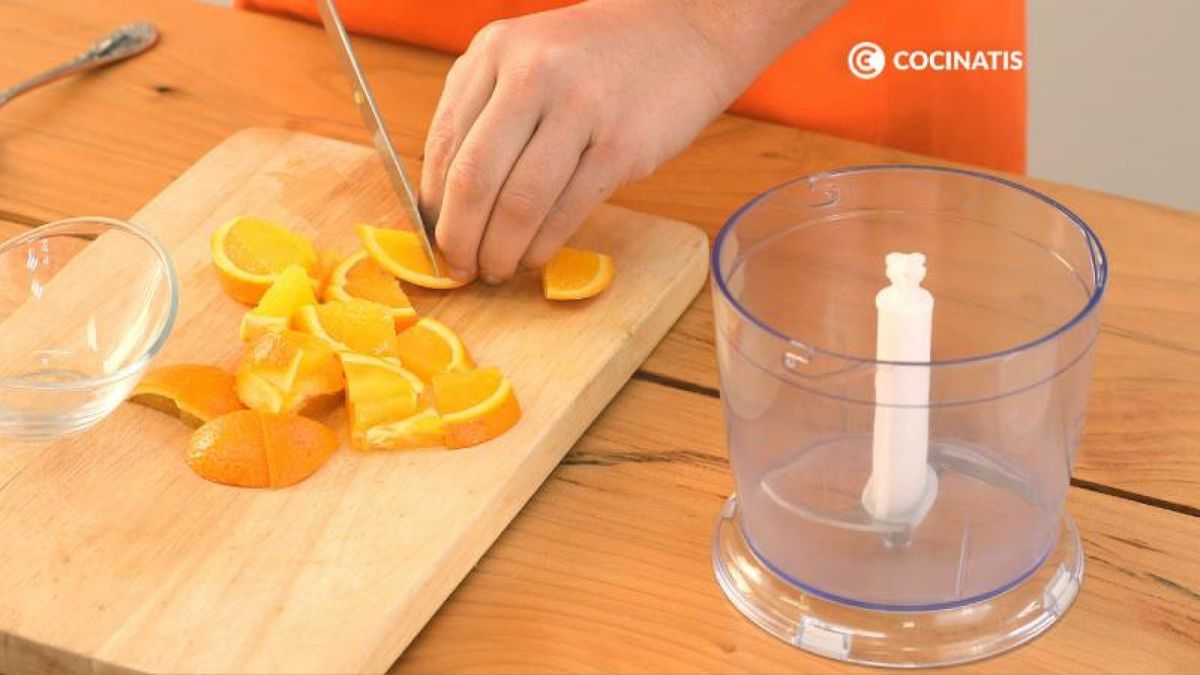 Corta y tritura la naranja