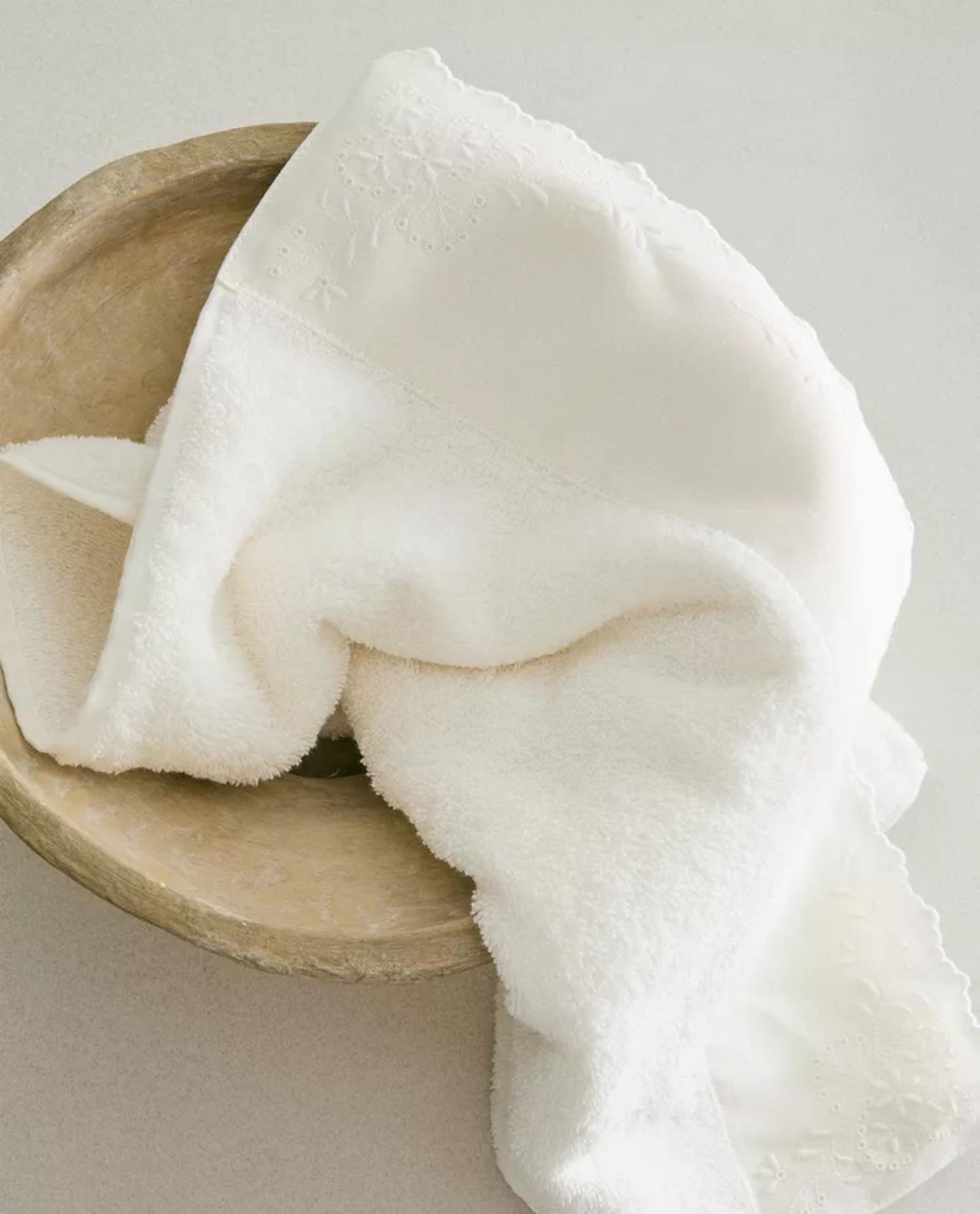 Toalla de baño de algodón con aplique de lino bordado. Toalla de baño de algodón con aplique de lino bordado.