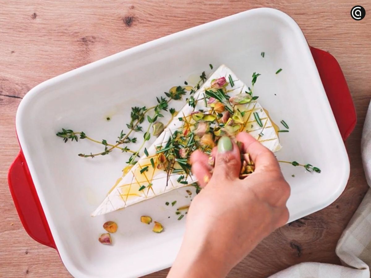 Troce los pistachos y hornea