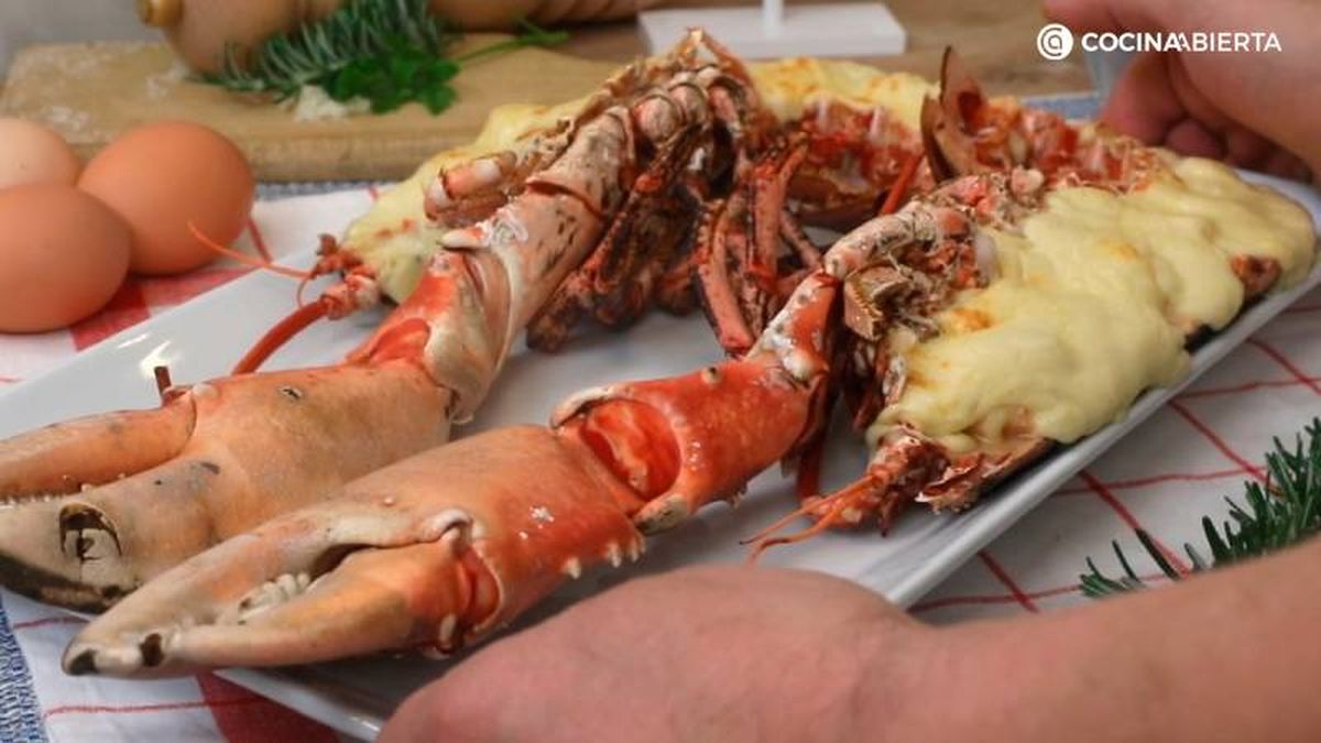 Gratina en el horno y sirve el bogavante Thermidor