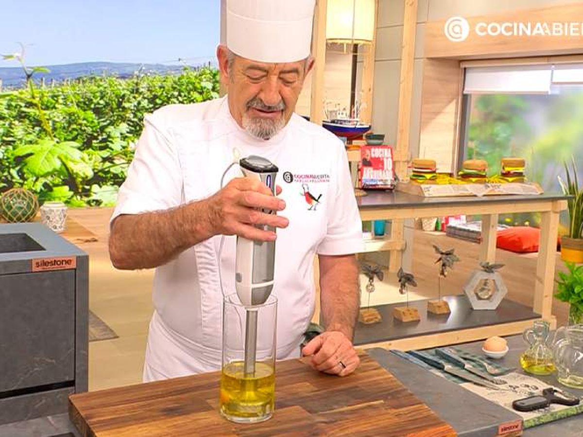 Pon todos los ingredientes en el vaso batidor