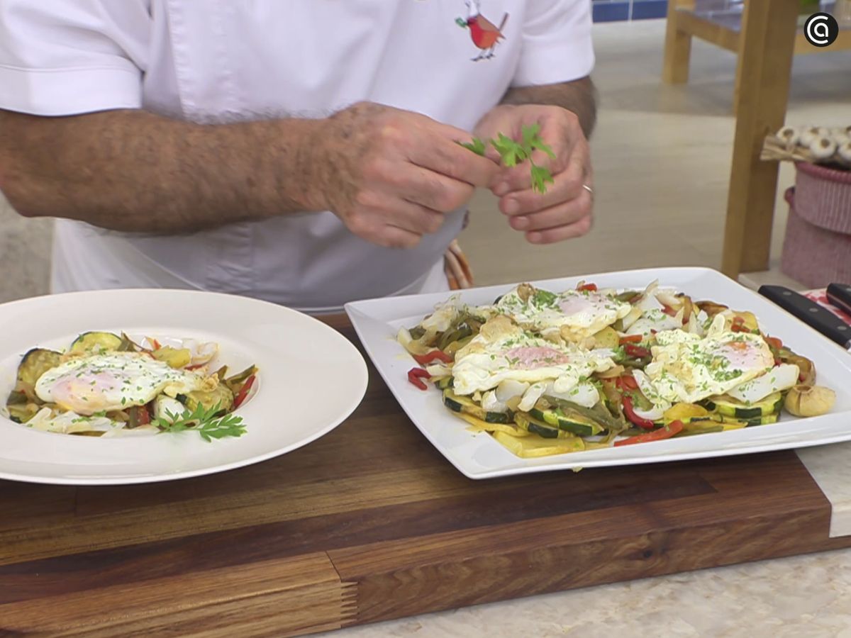 Distribuye los trozos de bacalao sobre las hortalizas y corona la preparación con un huevo frito