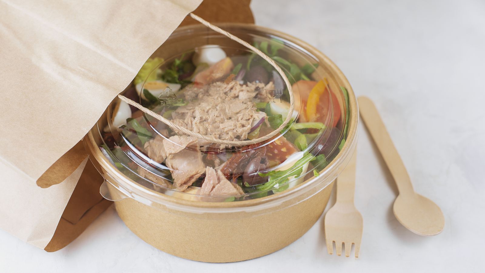 Las ensaladas son una buena opción de comida para llevar aunque hay que tener cuidado Las ensaladas son una buena opción de comida para llevar aunque hay que tener cuidado