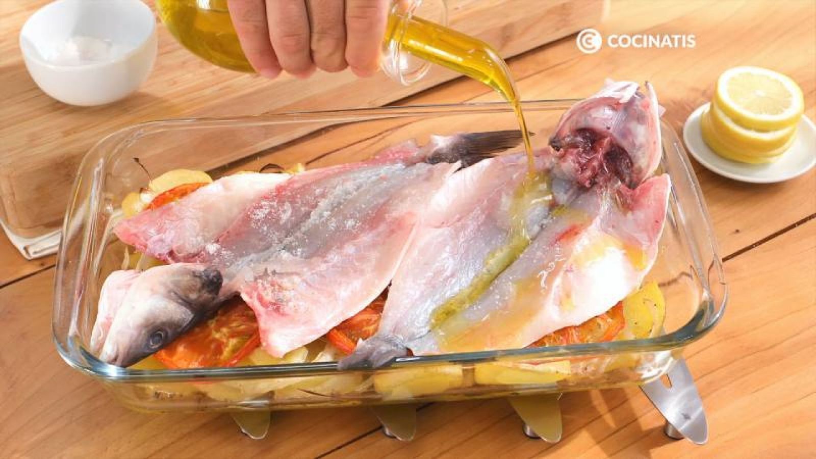 Sazona y riega la lubina con aceite Sazona y riega la lubina con aceite