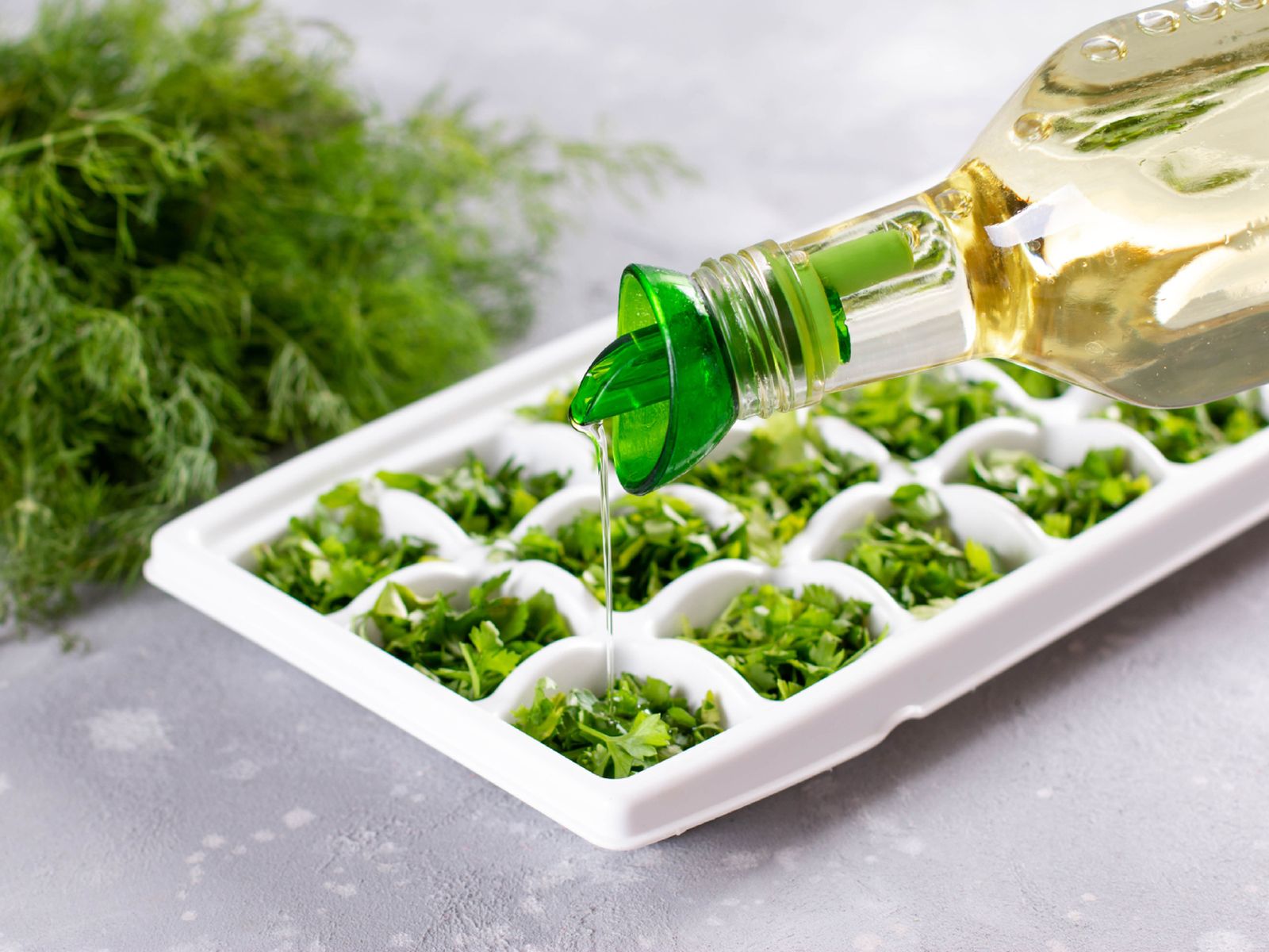 Congelar perejil con aceite de oliva: ideal para sofritos y aliños caseros.