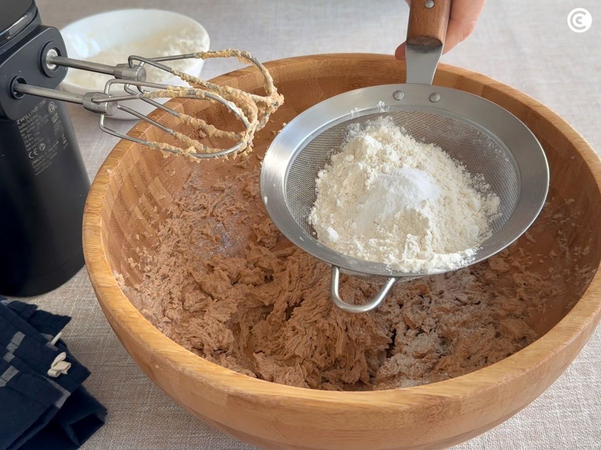 Tamizar la harina para la masa de las Crumbl Cookies