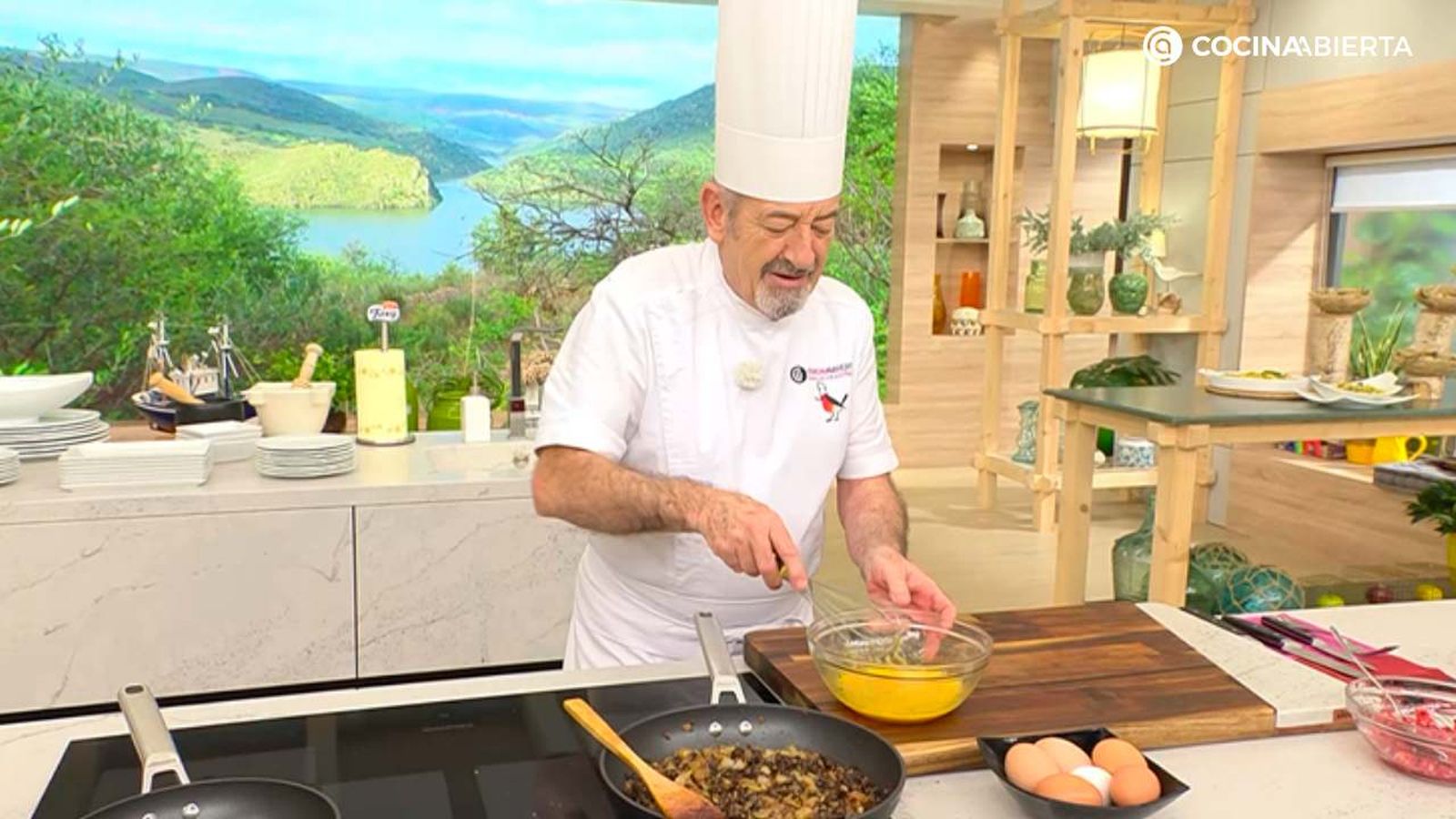Descubre cuántas yemas puede tener un huevo y la reacción de Karlos Arguiñano al abrir uno