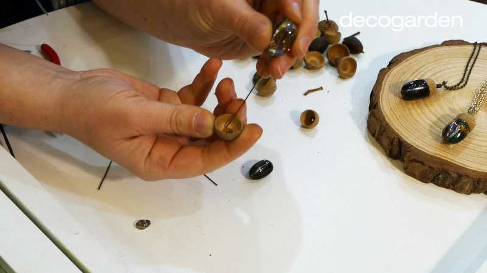 Segundo paso para hacer un collar de bellotas. Segundo paso para hacer un collar de bellotas.