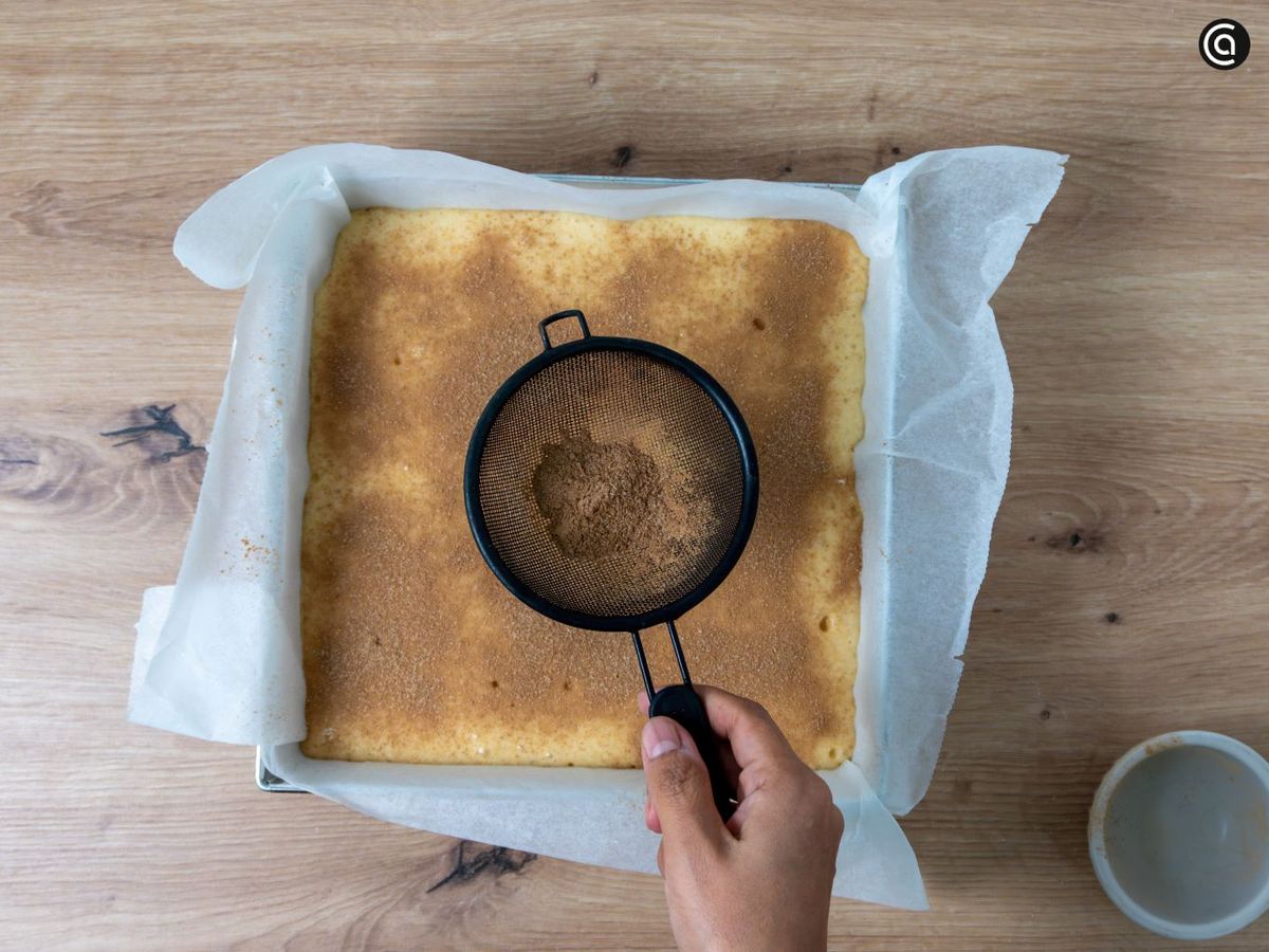 Añade una capa fina de azúcar y canela sobre la masa