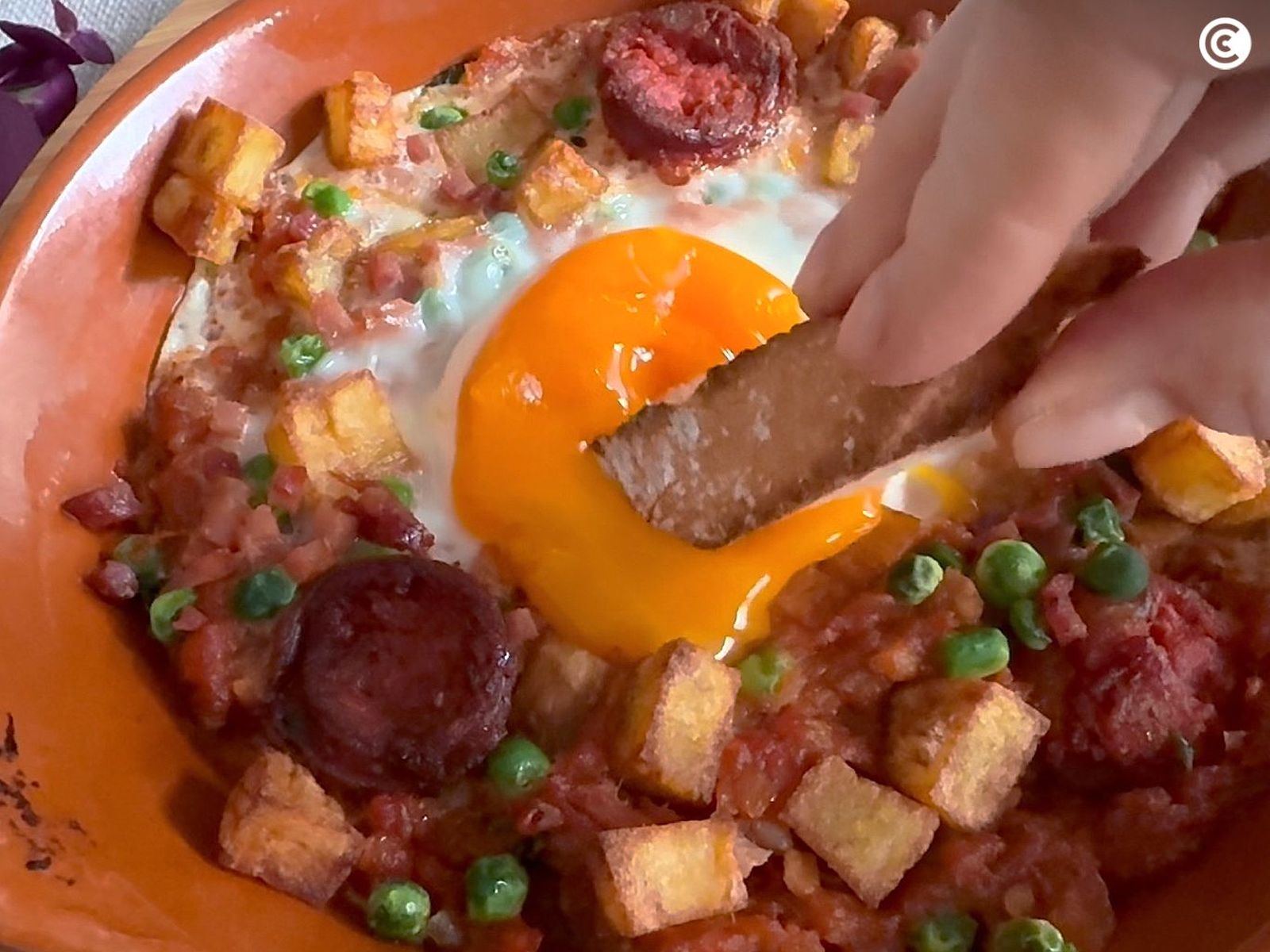 Huevos a la flamenca al horno con yema líquida