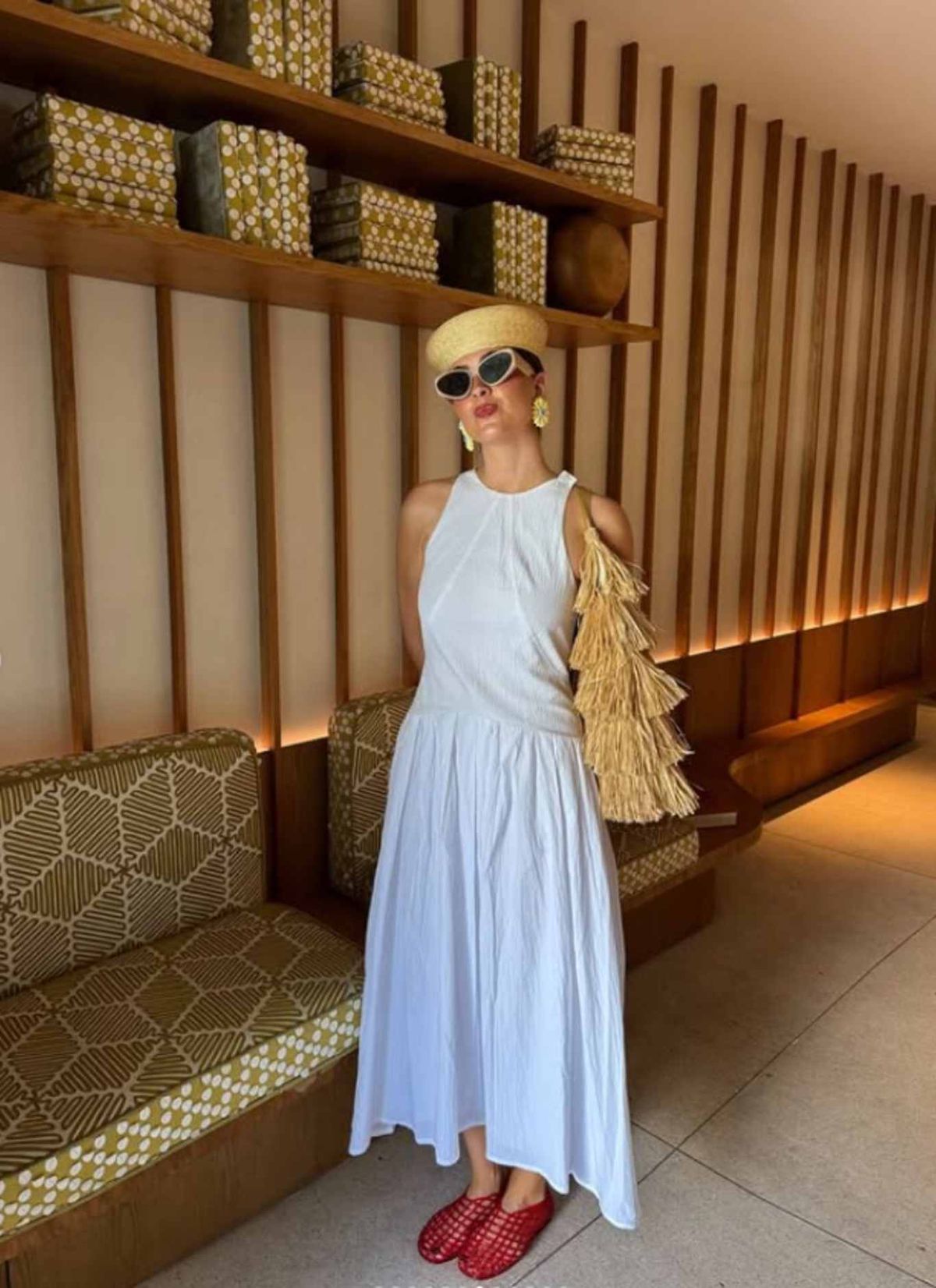 Vestido blanco minimalista con complementos en fibras naturales.