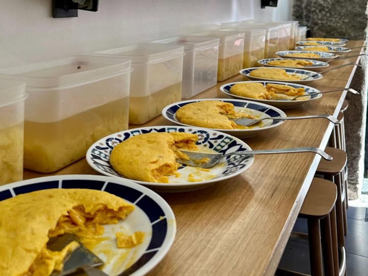 En La Falda (Madrid), se ensayó una y otra vez hasta dar con el punto perfecto de la tortilla.