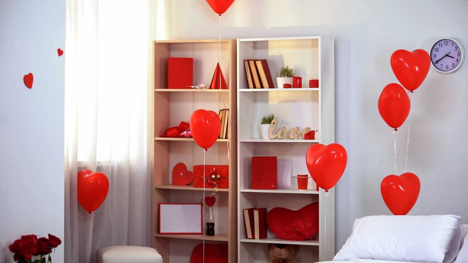 Estantería con decoración de San Valentín.
