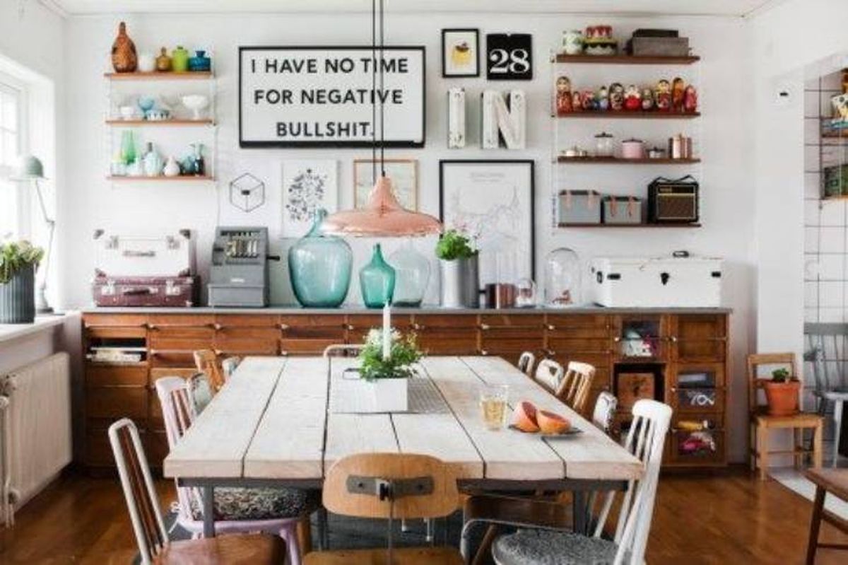 Cocina decorada con damajuanas.