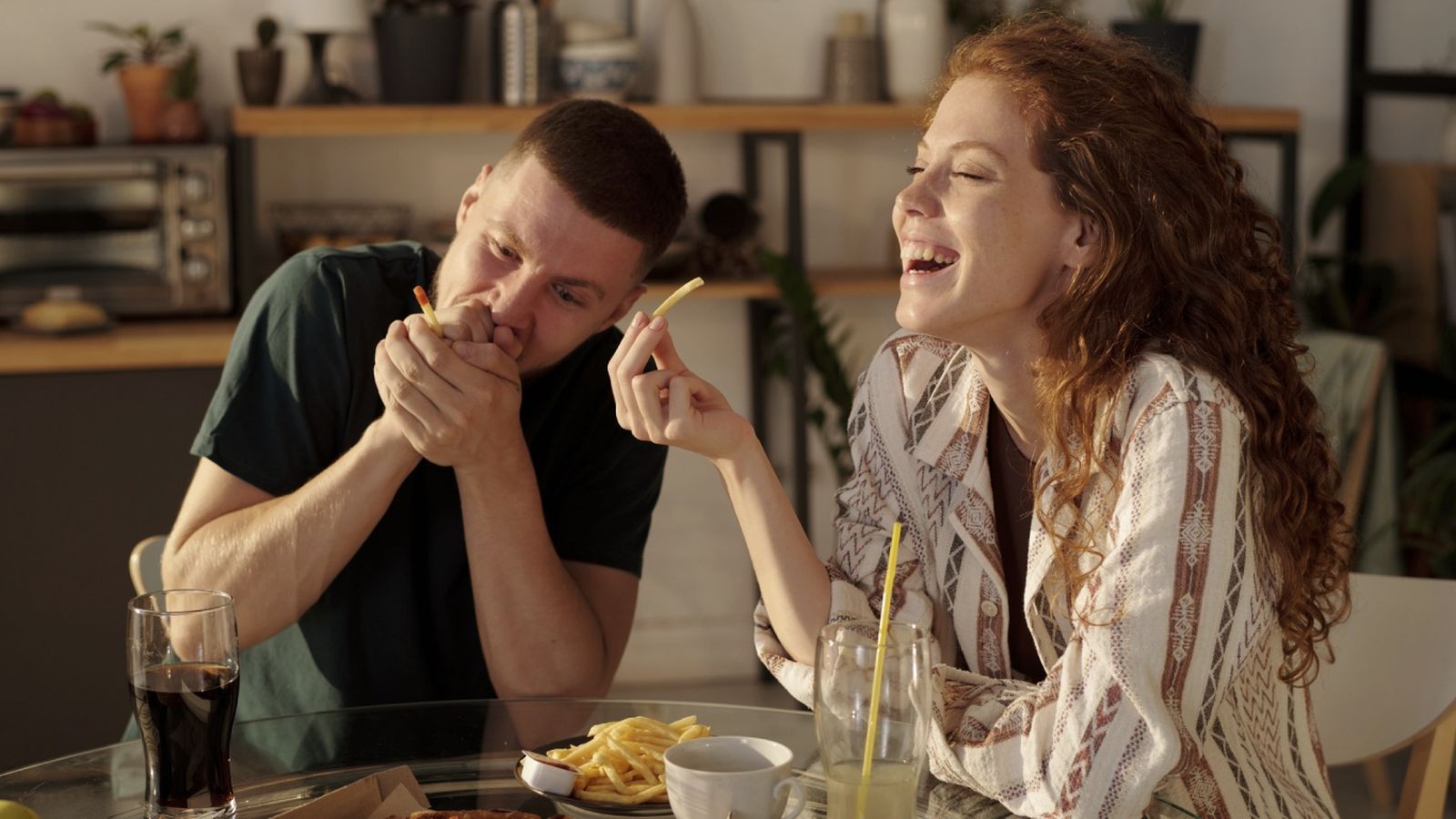 Seguro que no puedes comer solo una patata frita, ¿sabes por qué?