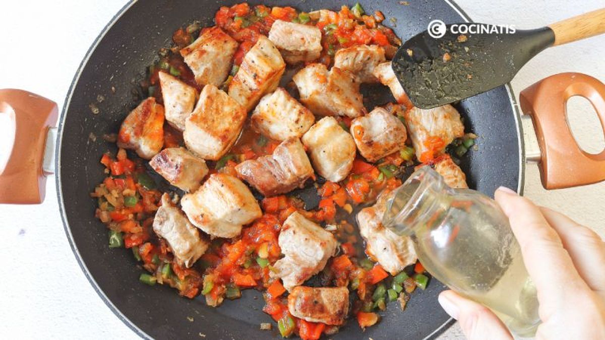 Sofrito con costillas y vino blanco