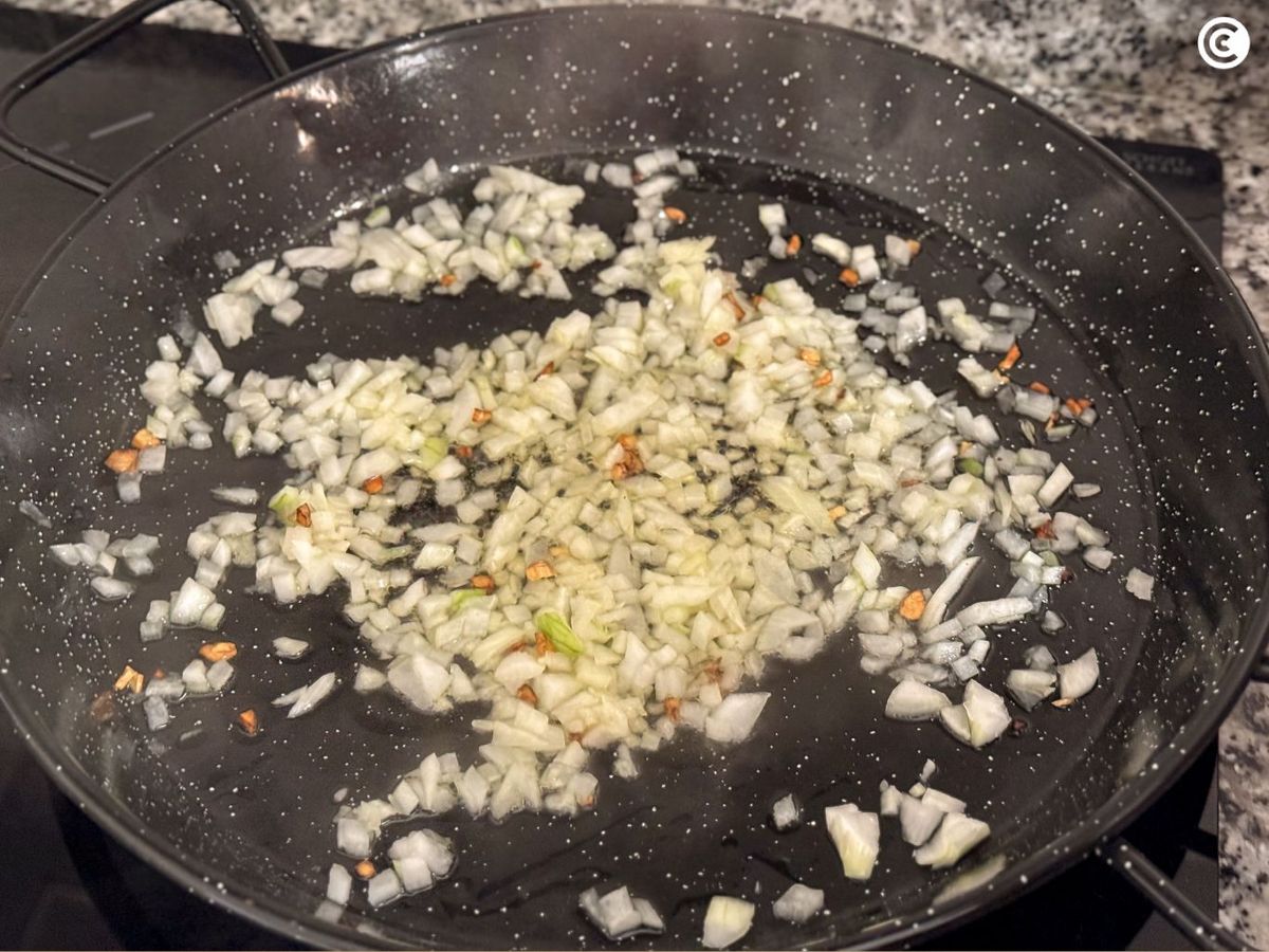 Sofrito de ajo y cebolla para paella vegana