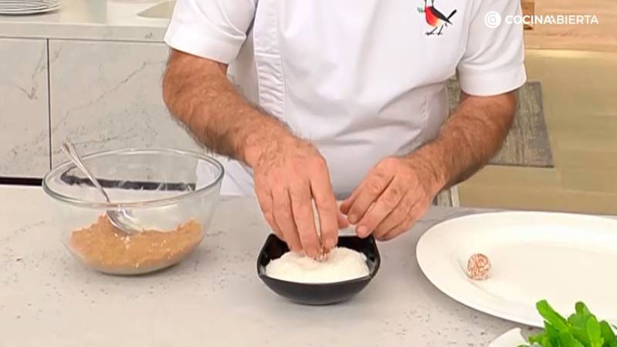 Cubre las bolitas con coco rallado y dales forma