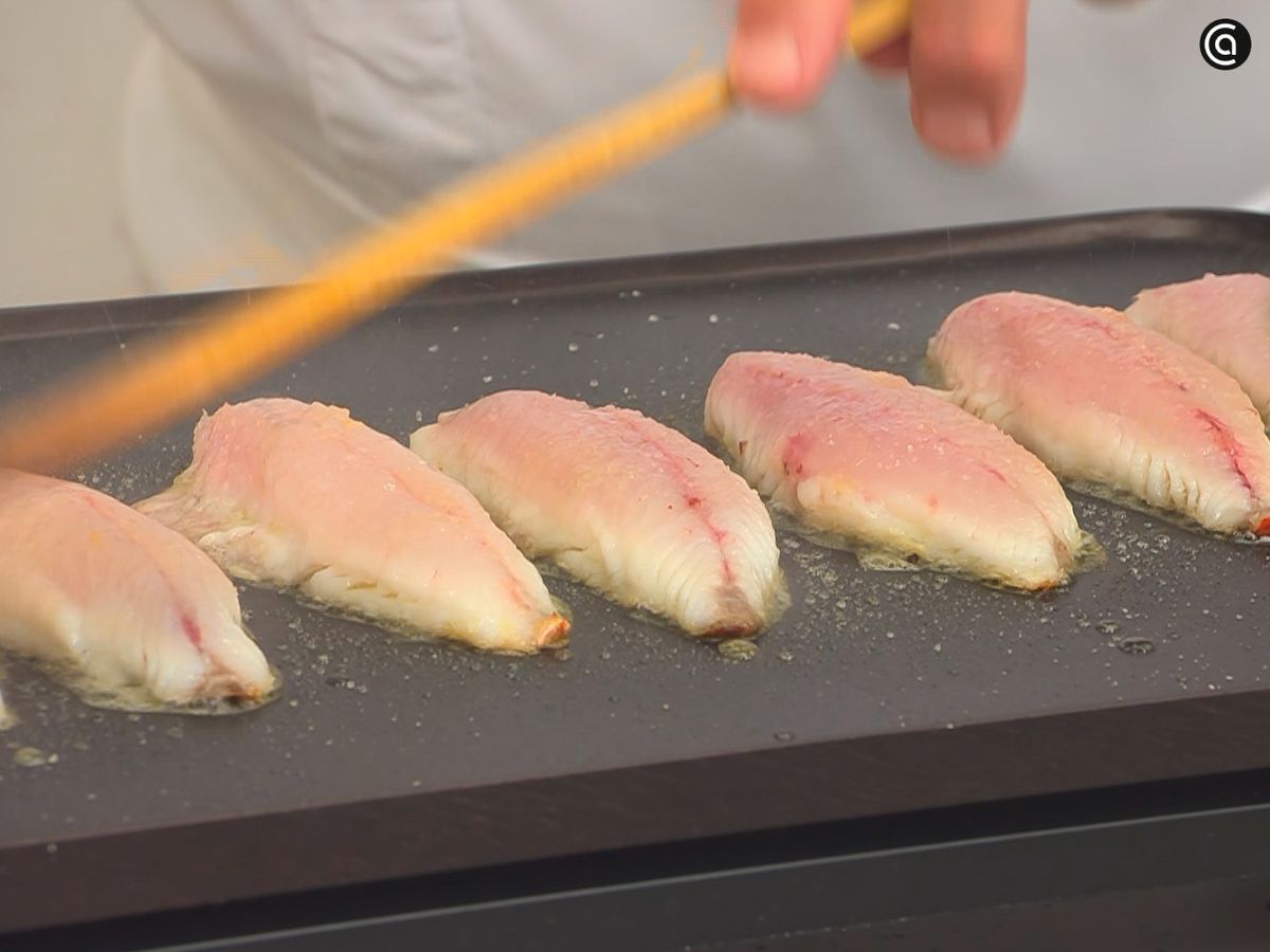 Sazona los salmonetes y cocínalos a la plancha
