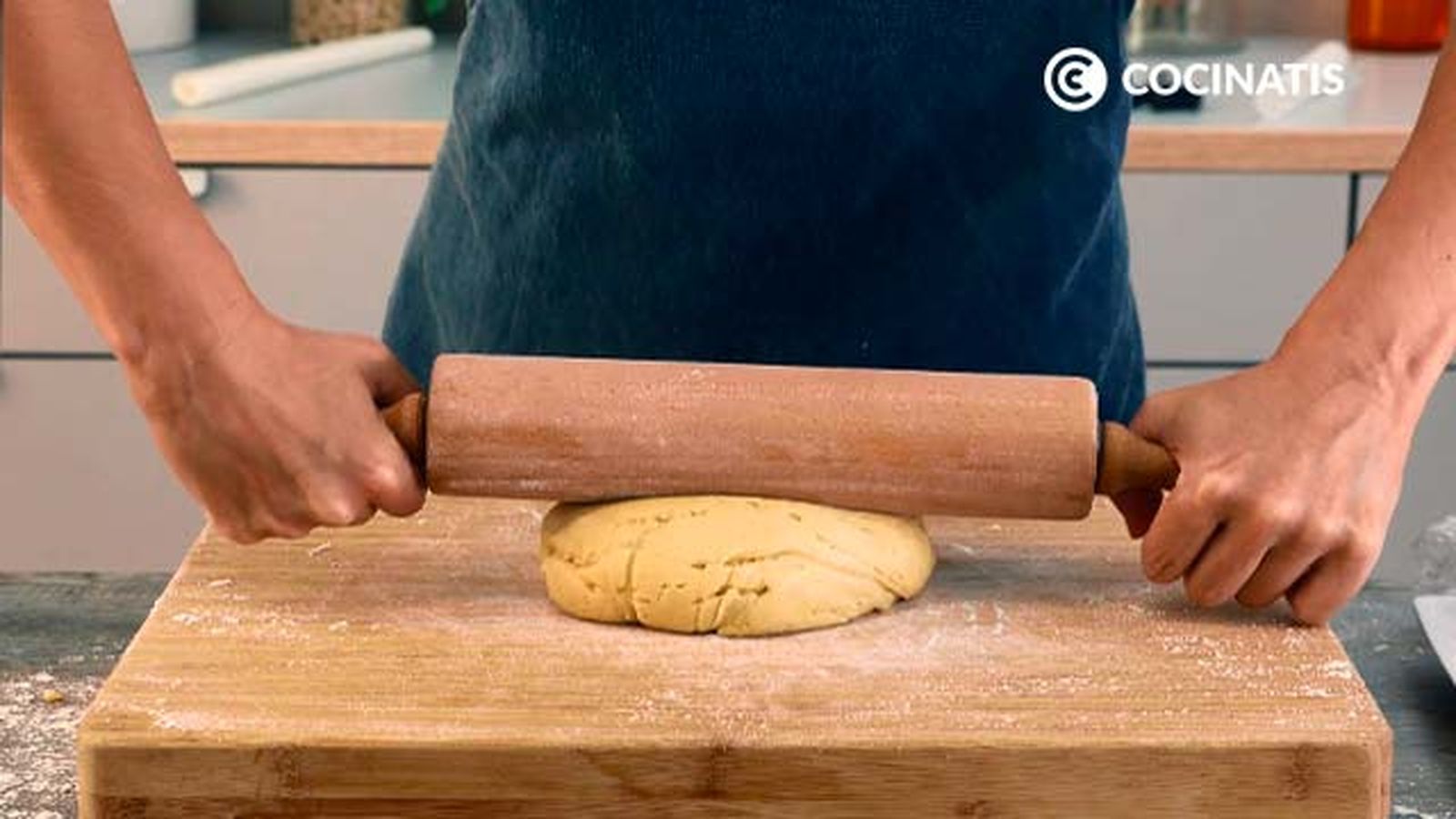 Extiende la masa con ayuda de un rodillo Receta de galletas de mantequilla paso 4