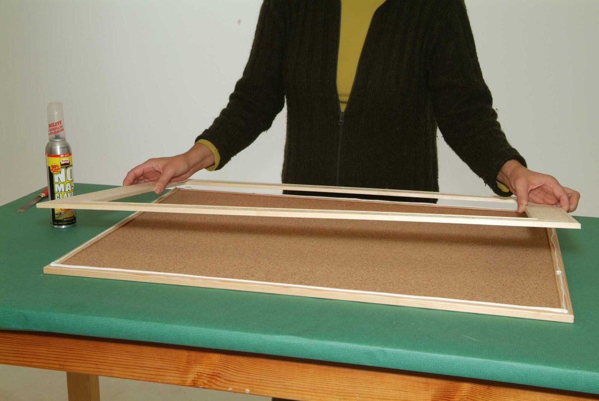 Enmarcar un panel de corcho paso 7