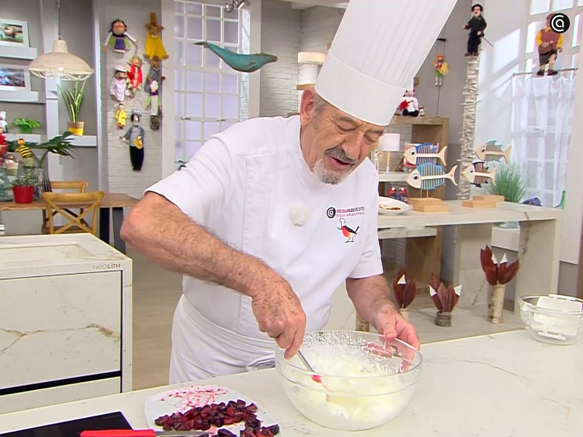 Mezcla las claras y la nata ya montadas con movimientos envolventes