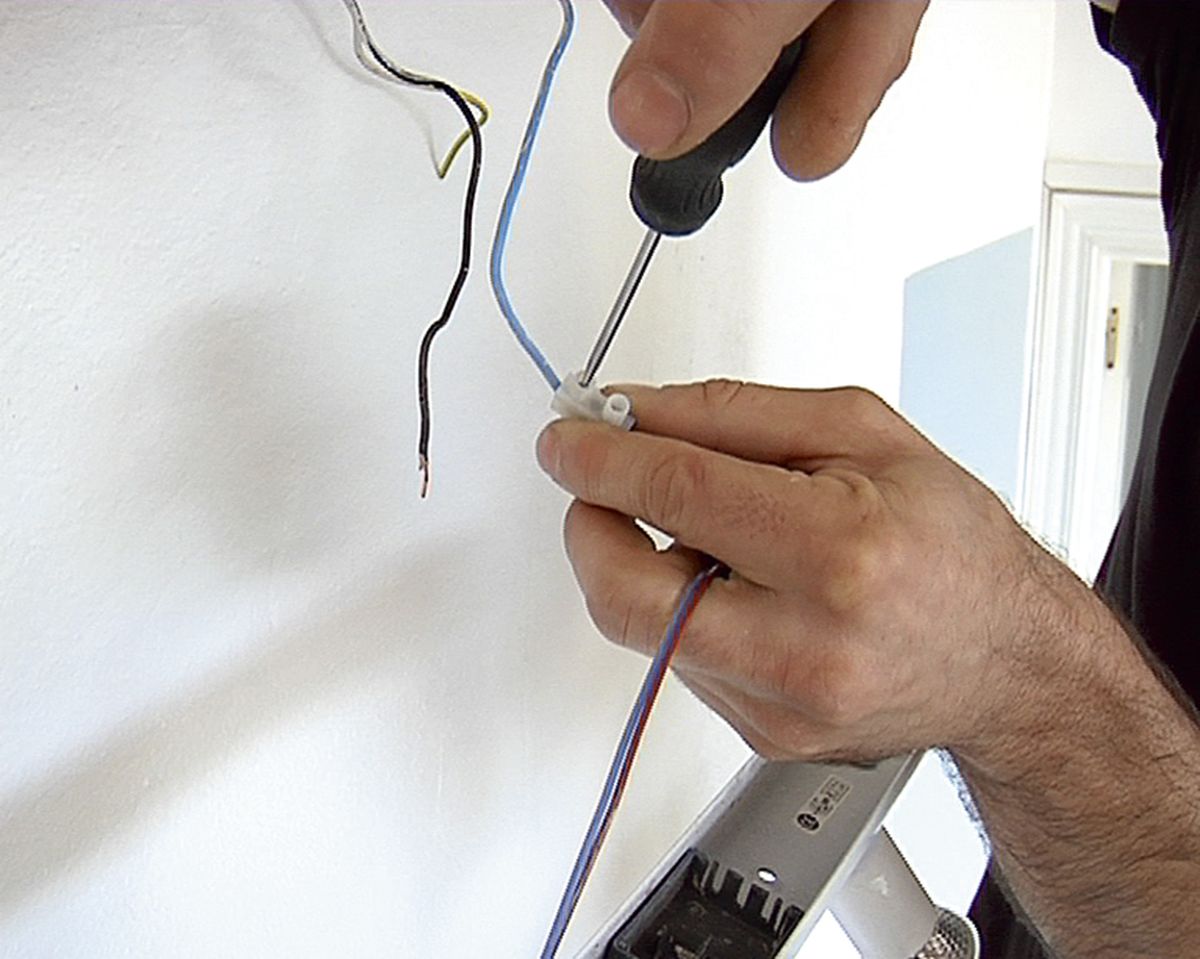 Cambiar aplique de pared paso 6