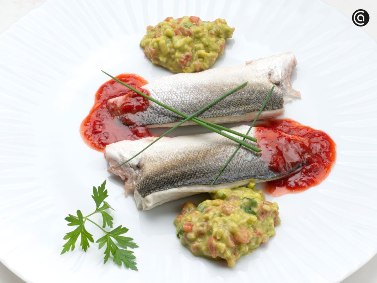 El guacamole también acompaña platos de pescado, como esta lubina al vapor.