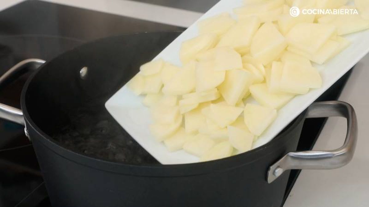 Pela, corta y cuece las patatas
