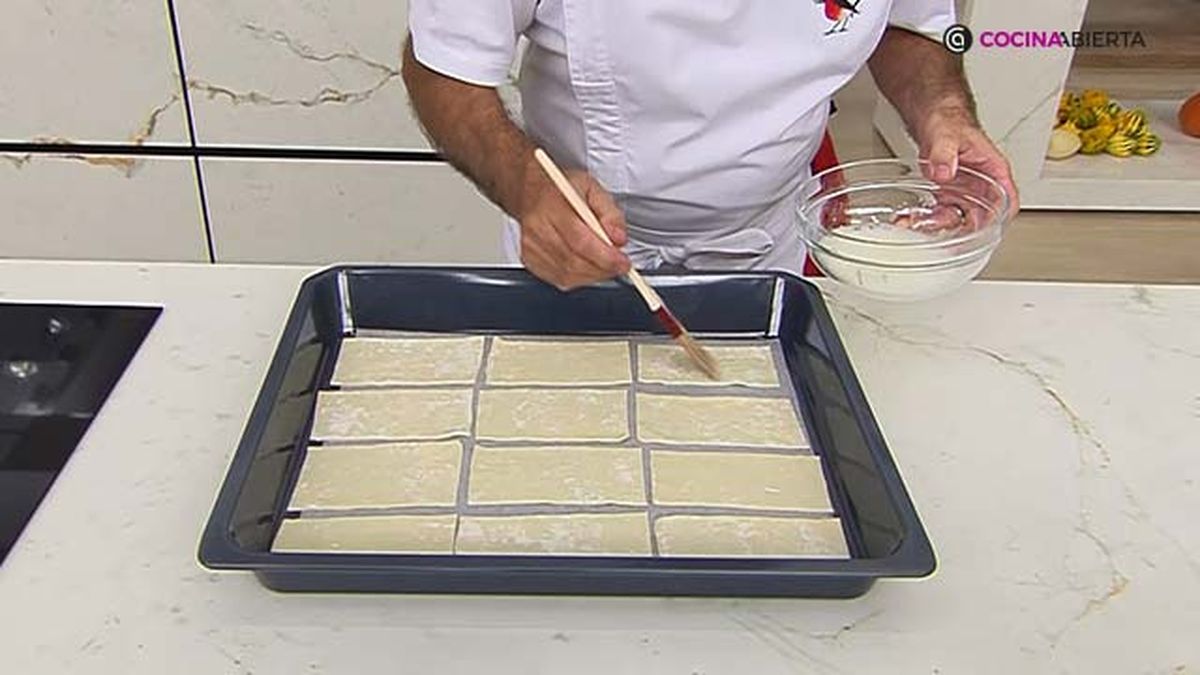 KARL70180322 receta pastelitos hojaldre pinones paso 3