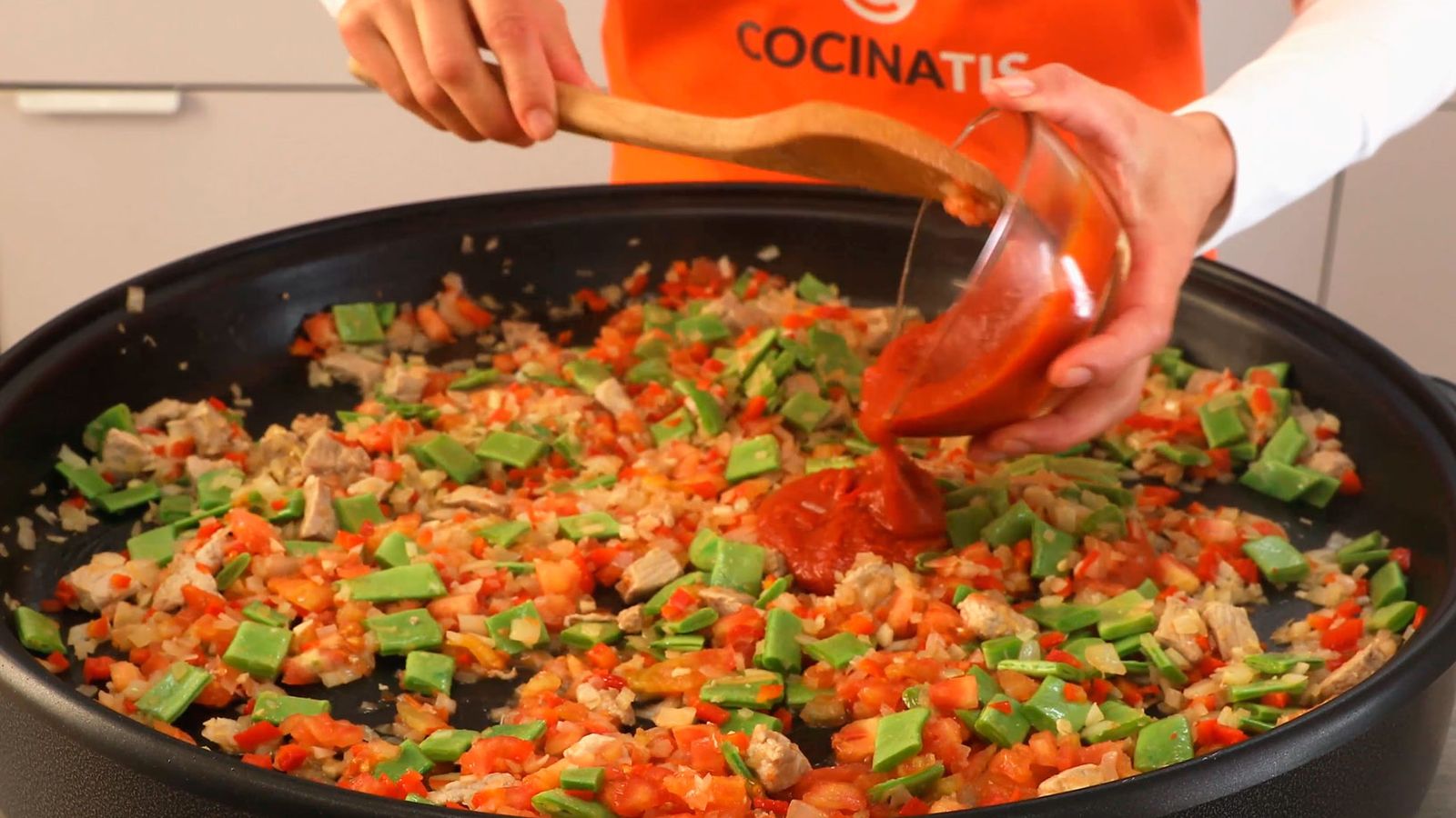 Receta de paella de carne y verduras   paso 3