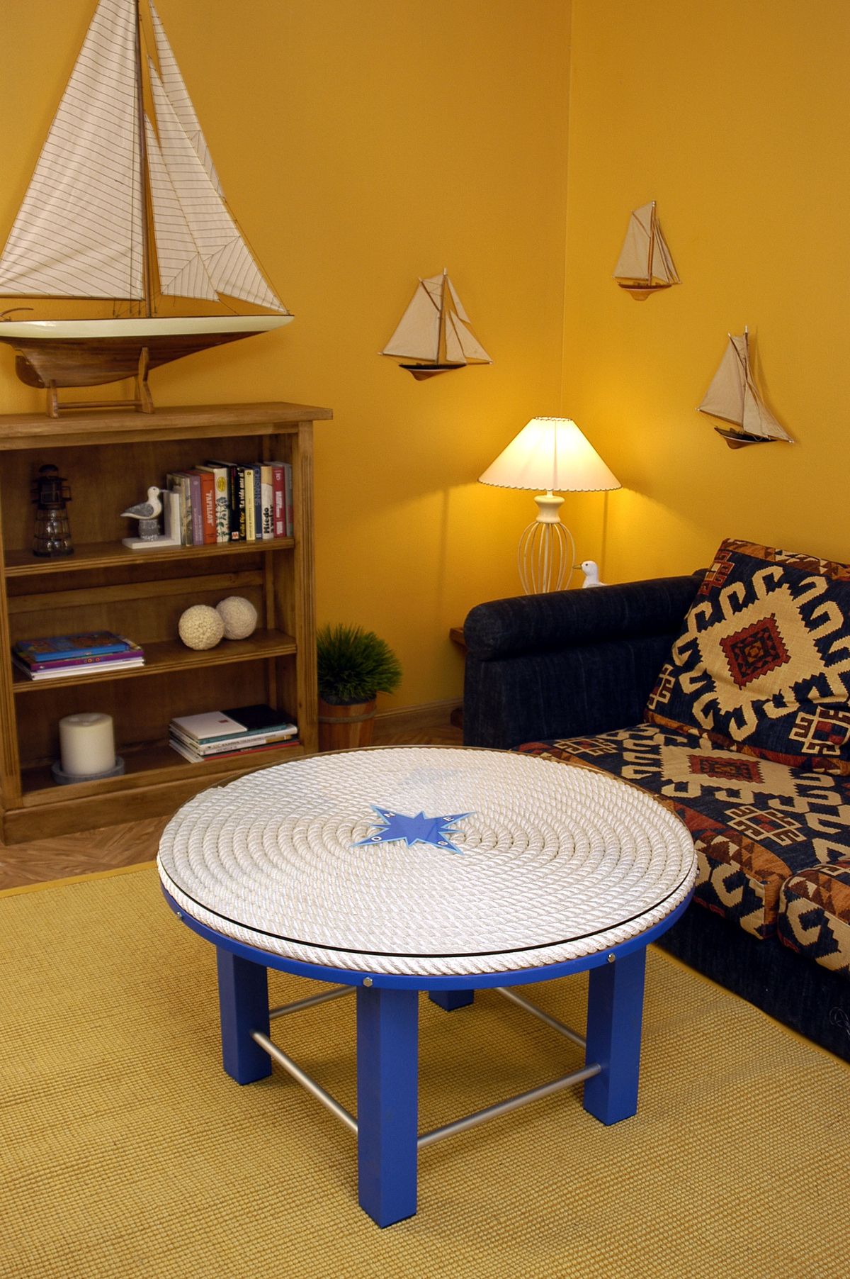 Mesa de salon con elementos nauticos