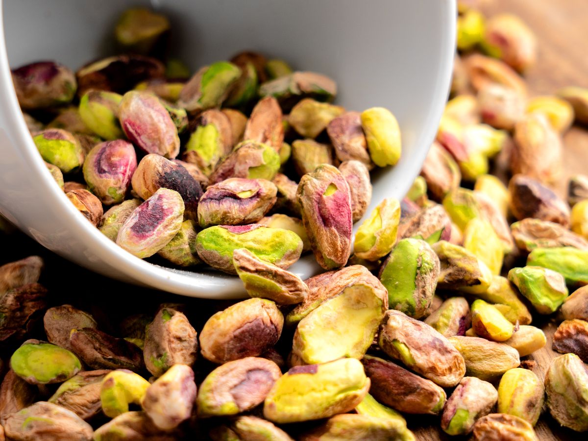 Pistachos al natural, pequeños tesoros verdes que combinan sabor, salud y un carácter único en cada bocado.