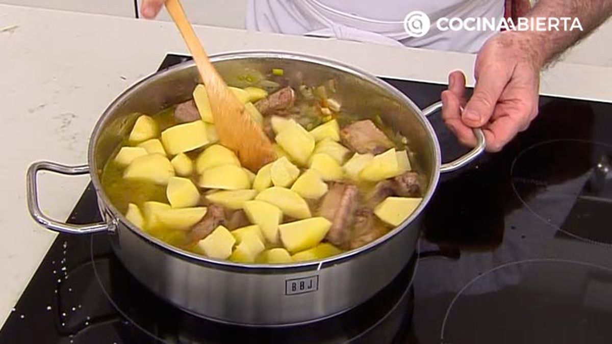 guiso de costilla de cerdo con patatas y verduras  receta karlos arguinano karl67450321 paso3