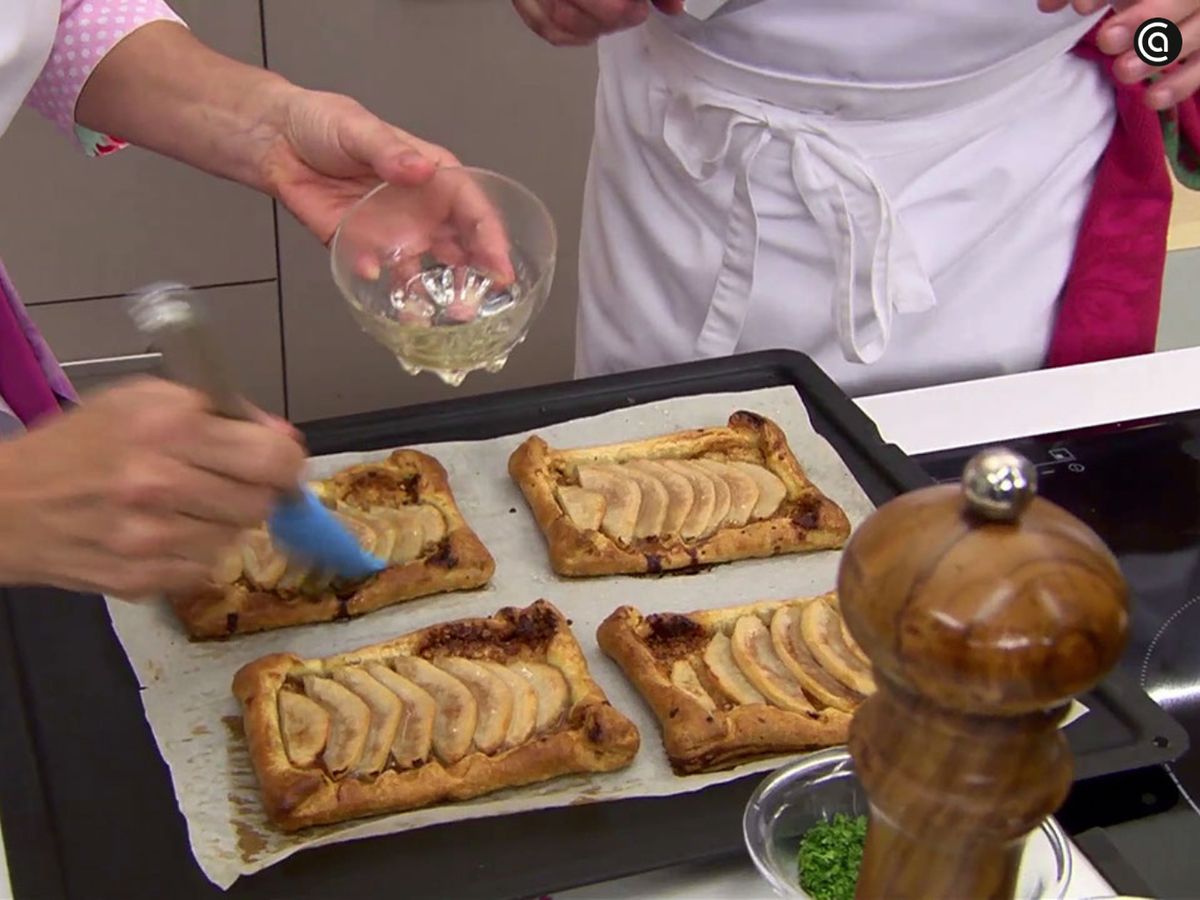 El jarabe dará un brillo apetecible a la tosta de hojaldre con pera