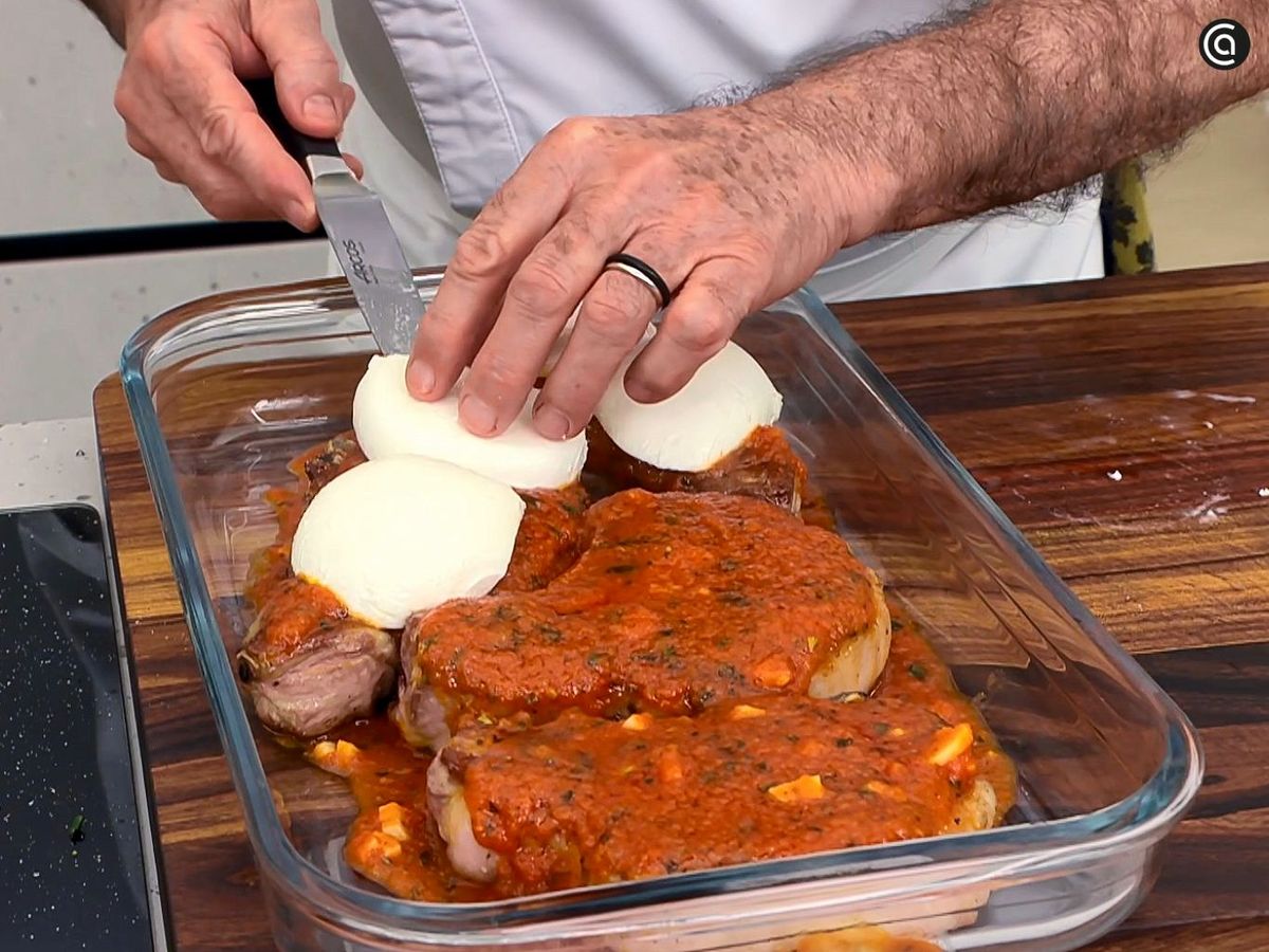 Prepara las chuletas de cerdo a la pizzaiola para gratinar en el horno