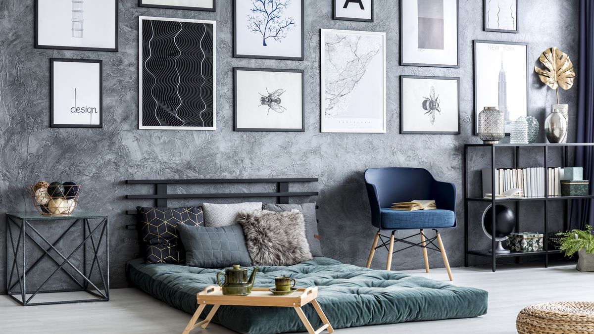 Una pared sobrecargada hace que el techo parezca más bajo