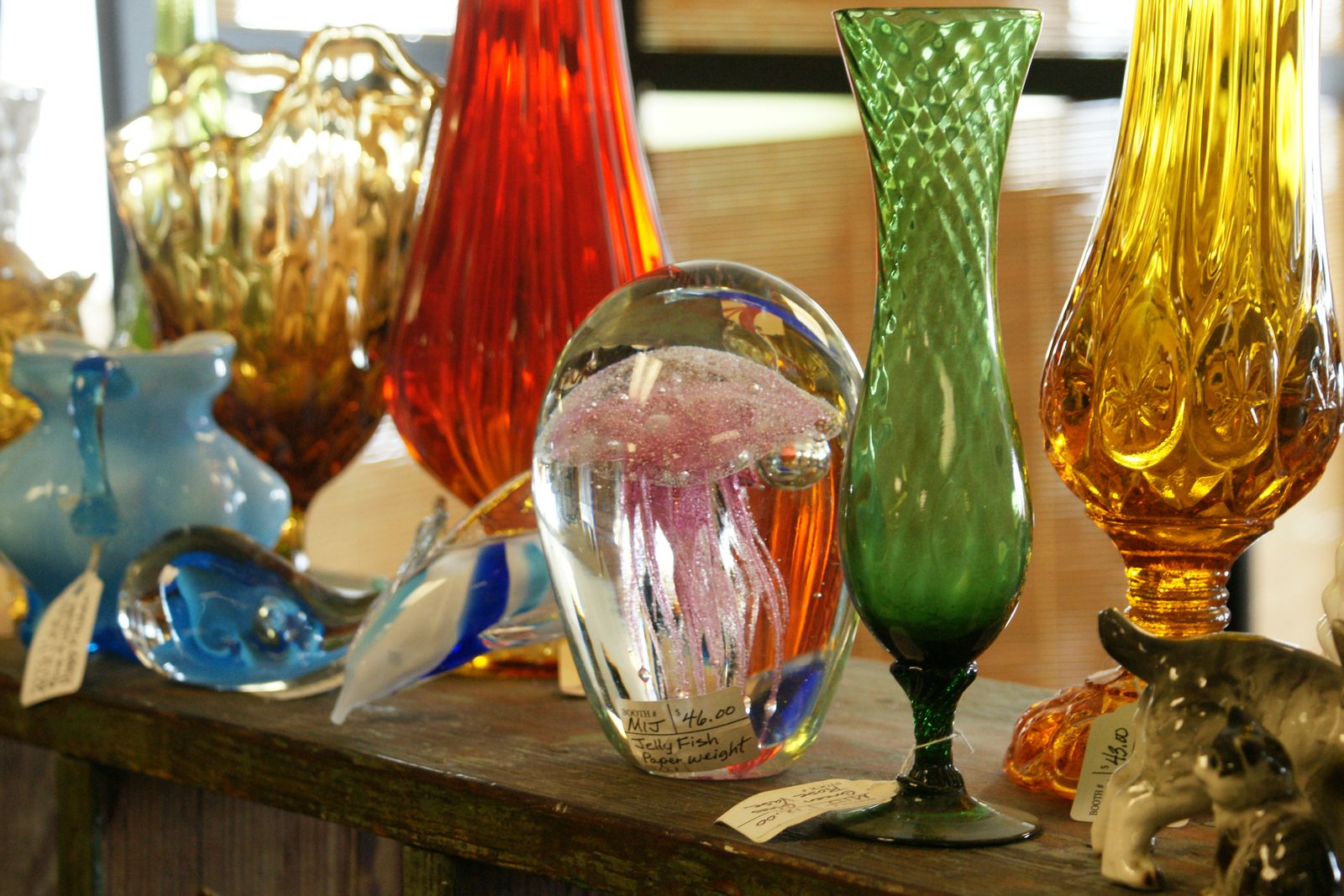 Lámparas, jarrones o bandejas de vidrio vintage inundan las tiendas de decoración