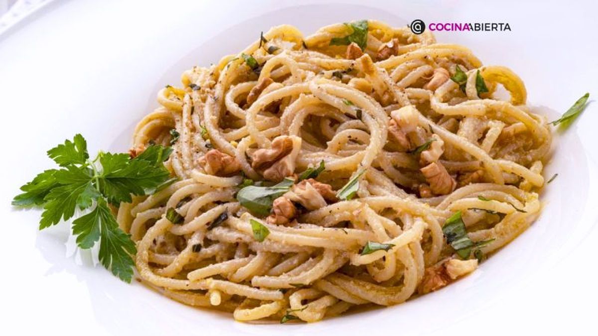 Espaguetis con salsa pesto de limón