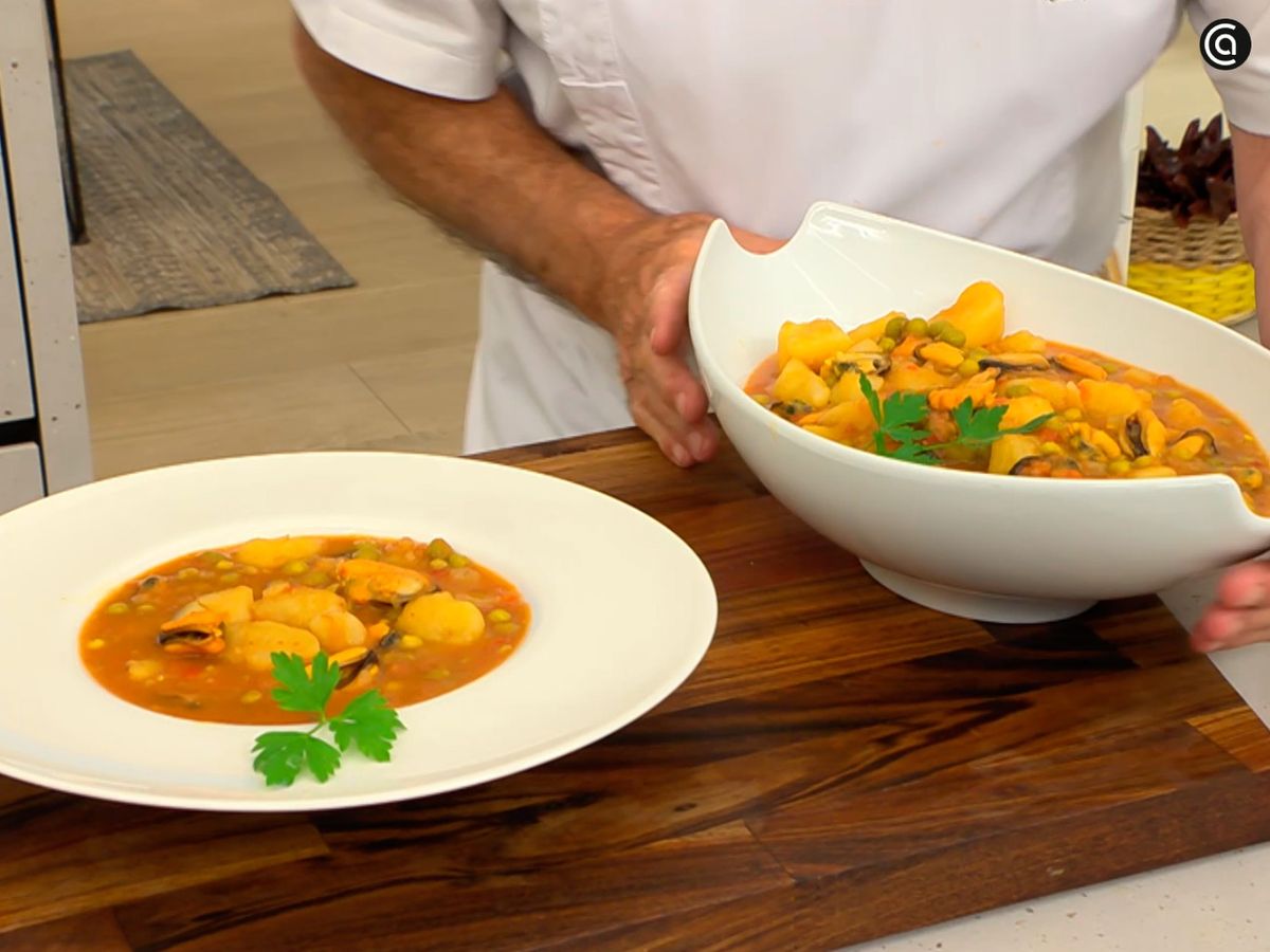 Decora el guiso de mejillones con guisantes con una hoja de perejil