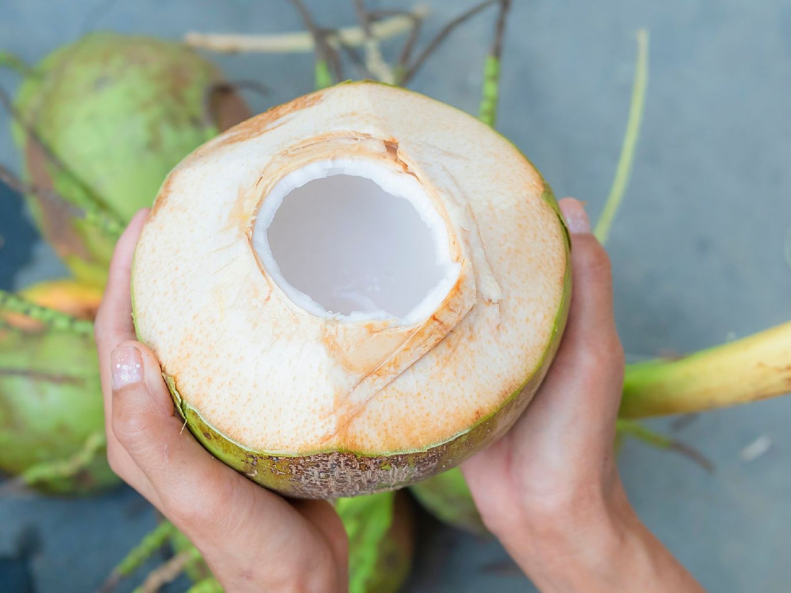El agua de coco es un jugo suave que el fruto guarda en su interior cuando aún está verde El agua de coco es un jugo suave que el fruto guarda en su interior cuando aún está verde