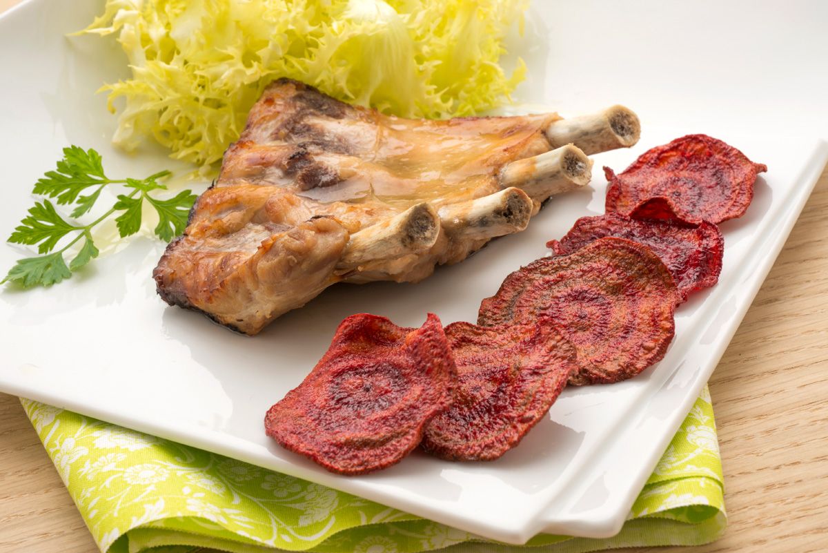 karl5032 417 Costilla asada de cerdo con chips de remolacha xl