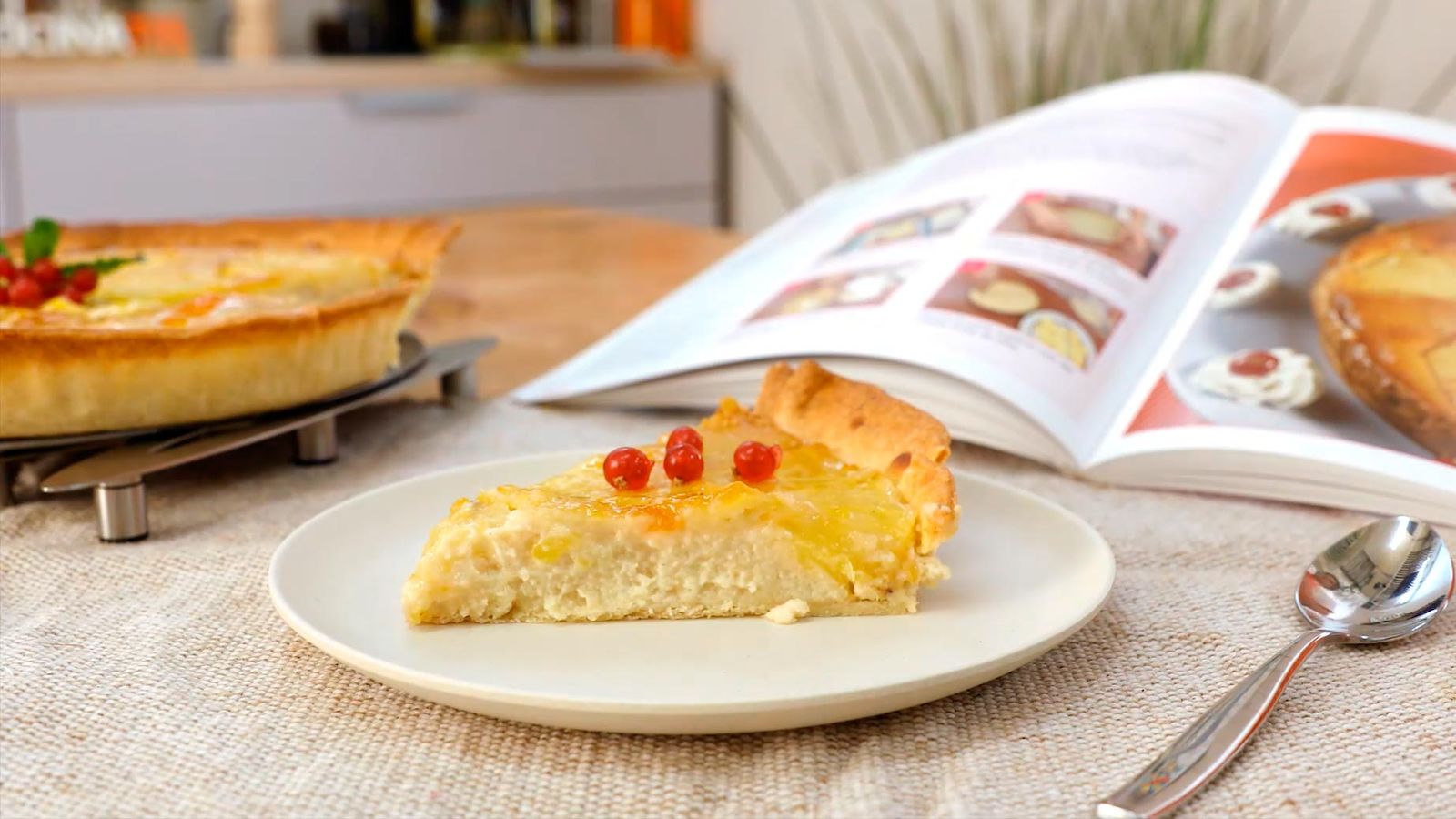 Decora con unas grosellas al servir Receta de tarta de piña con crema de almendras paso 8