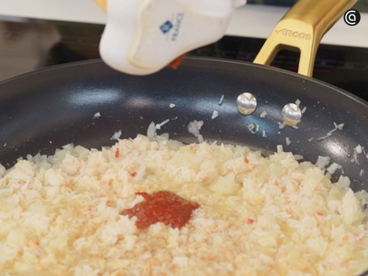 Incorporamos la pulpa de pimiento choricero y la pimienta negra, mezclando bien con el sofrito.